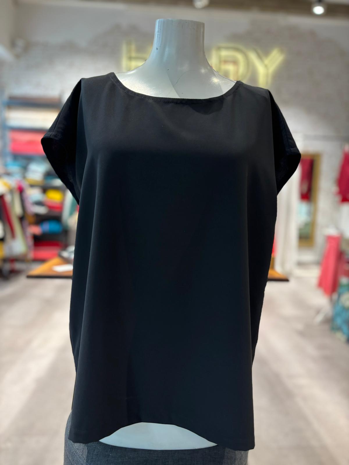Bluse in der Farbe schwarz aus Tencel Modal Viskose mit Schlitzen